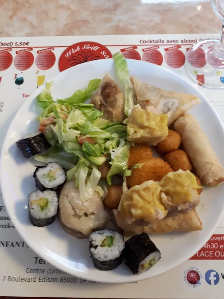 Maki Samossa Raviolis Vapeur Beignet de St Jacques Nems Aux Crevettes Raviolis Frits Salade